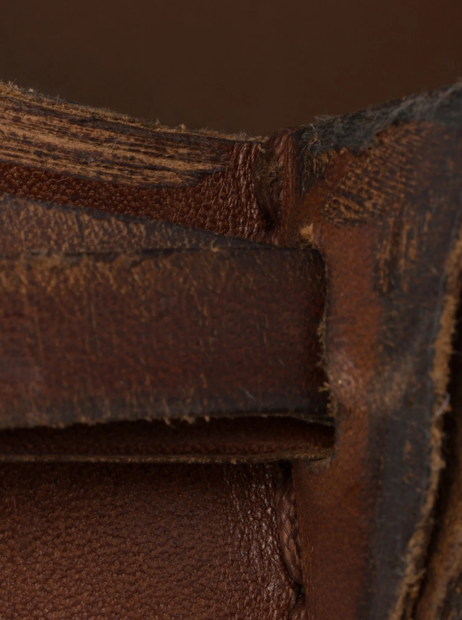 DÉCOLLETÉ IN ANTIQUE LEATHER - Image 6